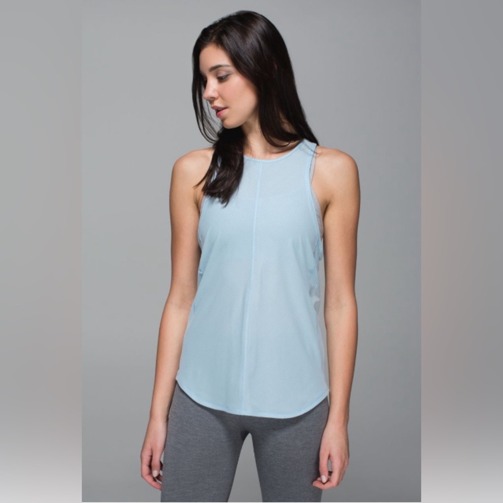 NWOT Lululemon Essence Tank
Heathered Caspian Blue